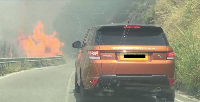 Incendi: inferno di fuoco a Tropea, città assediata da fiamme e fumo (VIDEO)