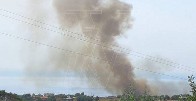 Ancora roghi nel Vibonese, 20 nuovi interventi dei Vigili del fuoco