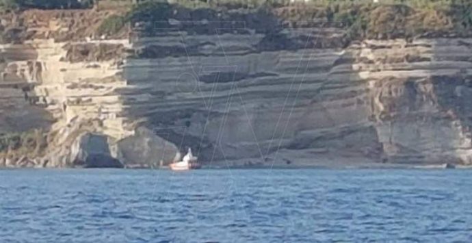 Ventinove migranti abbandonati a Baia di Riaci, recuperati da Guardia costiera e Gdf