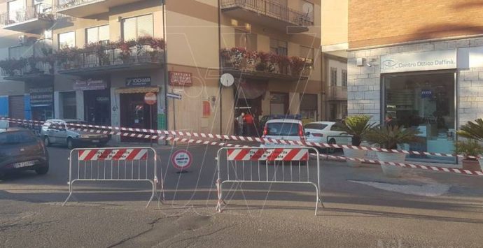 Cede l’asfalto, chiuso l’imbocco di via Monsignor Sorbilli a Vibo