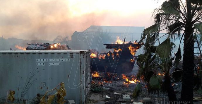 Emergenza incendi nel Vibonese, 74 interventi dei Vigili del fuoco in 42 ore (VIDEO)