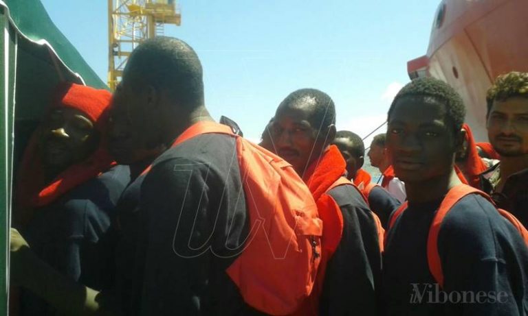 Nuovo approdo a Vibo Marina, dalla Vos Hestia sbarcano 587 migranti (VIDEO)