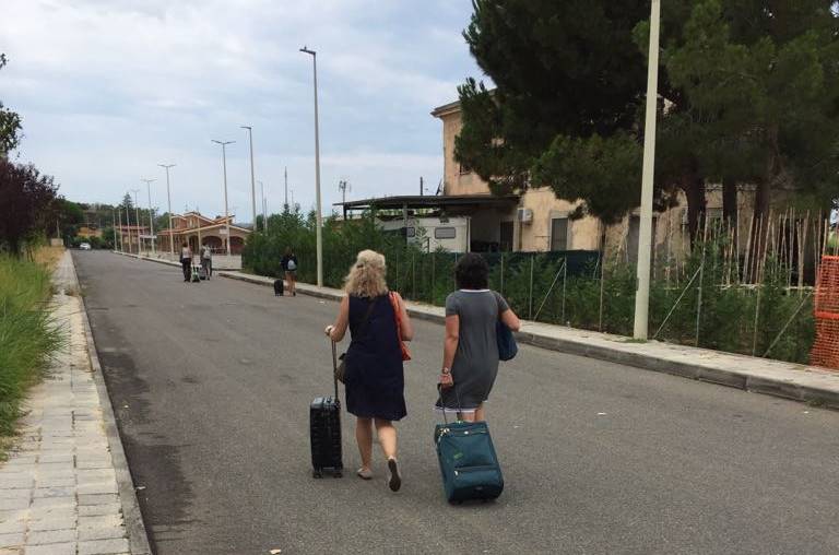 Turisti a piedi verso la stazione di Vibo Marina