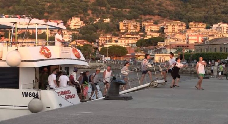 Vibo Marina, inaugurazione “culturale” per il punto informazioni al porto (VIDEO)