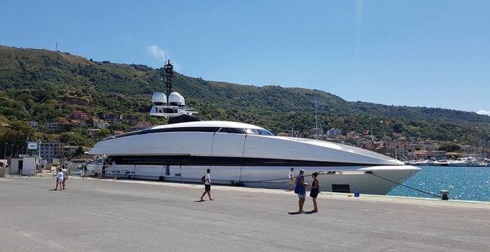 A Vibo Marina il superyacht Crazy Me del miliardario Rattan Chadha