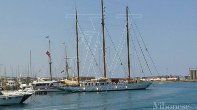 Panfilo a tre alberi mozzafiato arriva nel porto di Vibo Marina