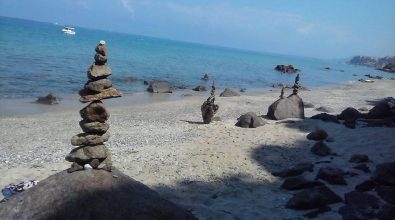 Il “naufrago” di Timpa Janca che realizza totem di sassi e pulisce la spiaggia