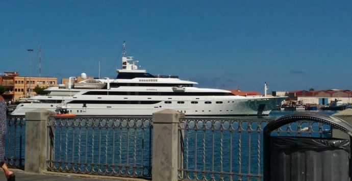 La regina Rania di Giordania con il suo yacht al porto di Vibo Marina