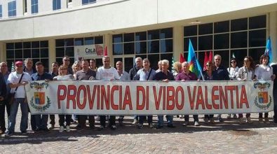 Provincia Vibo: lavoratori senza stipendio, continua la protesta (VIDEO)