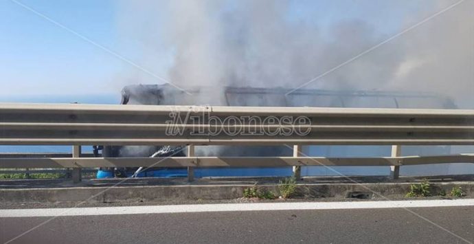 FOTO-VIDEO GALLERY | Autobus in fiamme nel tratto vibonese dell’A2