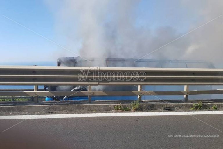 FOTO-VIDEO GALLERY | Autobus in fiamme nel tratto vibonese dell’A2