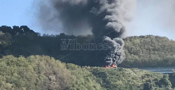 Autobus in fiamme sull’A2 tra Pizzo e Sant’Onofrio, traffico bloccato (VIDEO)