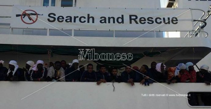 Migranti: arrivata a Vibo Marina la nave Aquarius con 588 persone (VIDEO)