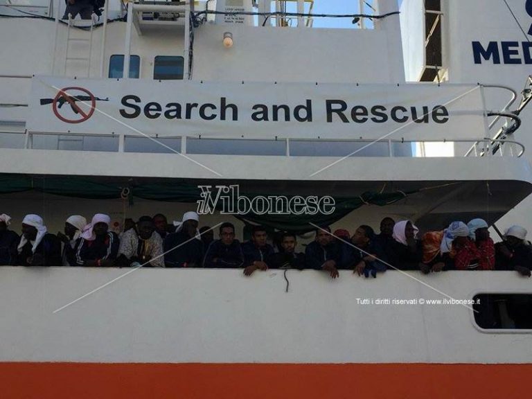 Migranti: arrivata a Vibo Marina la nave Aquarius con 588 persone (VIDEO)