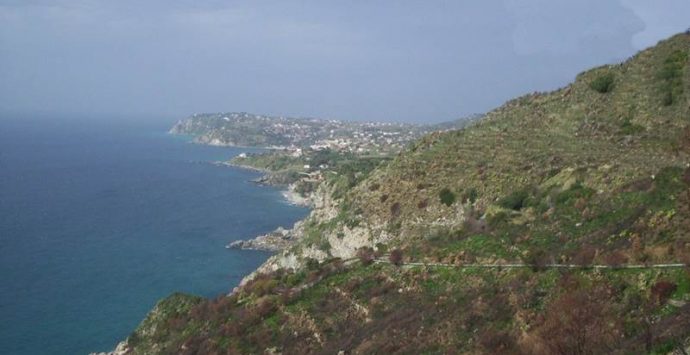 Turista precipita con l’auto lungo il costone di Joppolo, salva per “miracolo”