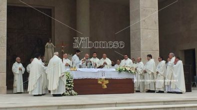 Fondazione di Natuzza: in migliaia a Paravati per l’anniversario dell’arrivo della statua della Vergine (VIDEO)