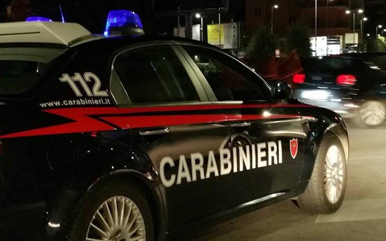 Ubriaco si scaglia contro un carabiniere e l’auto di servizio, arrestato