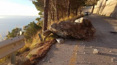 Tragedia sfiorata sulla Joppolo-Coccorino, crollano enormi massi dal costone (VIDEO)