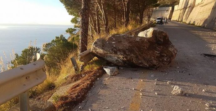 Tragedia sfiorata sulla Joppolo-Coccorino, crollano enormi massi dal costone (VIDEO)