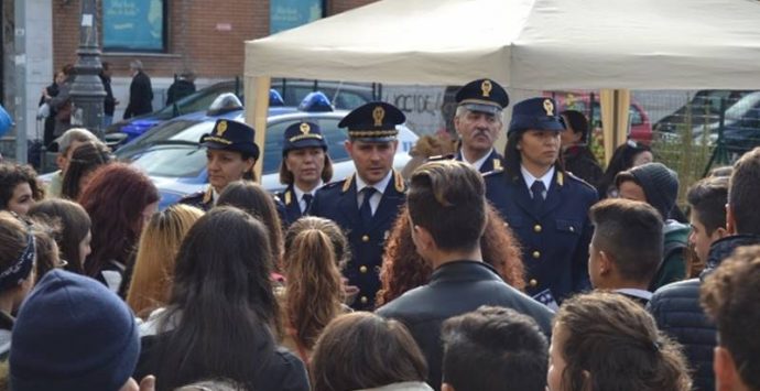 Giornata contro la violenza sulle donne, in tanti al gazebo della Polizia a Vibo