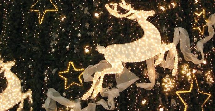 Luminarie di Natale, Vibo Marina scommette sul “fai da te”