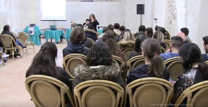 “Oltre il velo”, a Tropea il focus sulla pedagogia della diversità (VIDEO)