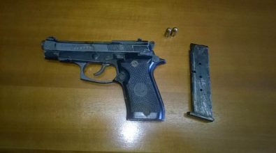 Pistola nella giacca appesa in casa, un arresto nel Vibonese