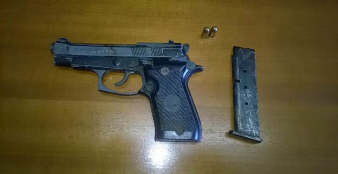 Pistola nella giacca appesa in casa, un arresto nel Vibonese