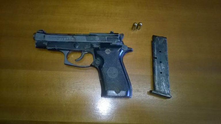 Pistola nella giacca appesa in casa, un arresto nel Vibonese