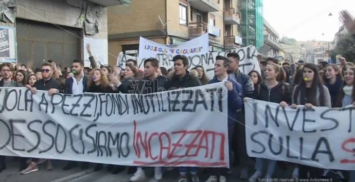 In piazza contro i “mali” della Scuola, centinaia di studenti vibonesi in corteo (VIDEO)