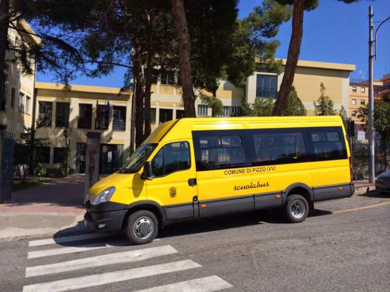 Servizio scuolabus a Fabrizia, una cittadina denuncia: «Negato il diritto allo studio»