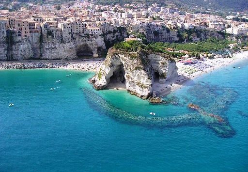 Tropea: incendiato il portone di un Bed and Breakfast