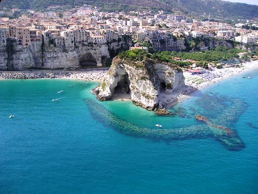 Tropea: incendiato il portone di un Bed and Breakfast