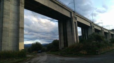 Pericolo in un viadotto ferroviario del Vibonese, intervengono i vigili del fuoco