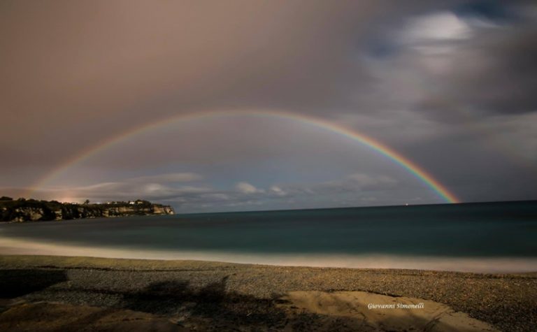 Un raro arcobaleno notturno ha incorniciato Tropea durante la superluna