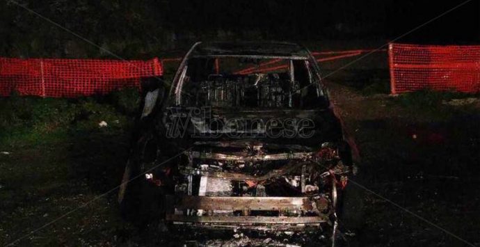 Pizzo, auto abbandonata e data alle fiamme lungo la provinciale