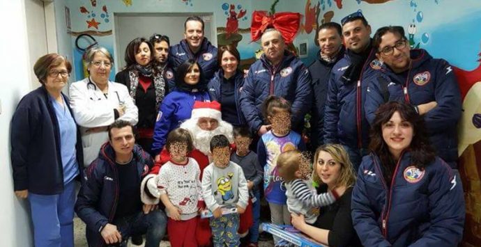 Il Babbo Natale di Bicinsieme in “missione” nel reparto pediatrico dell’ospedale di Vibo (VIDEO)