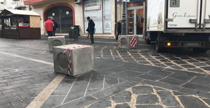 Pozzetti stradali come blocchi anti-terrorismo, sconcerto a Vibo (FOTO)