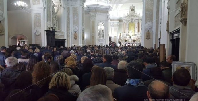 Migliaia di persone al funerale di Gabriella in un clima di dolore e incredulità (VIDEO)