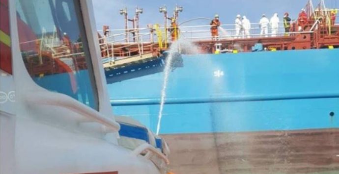 “C’è una bomba sulla petroliera”, l’allarme simulato dà il via all’esercitazione a Vibo Marina (FOTO)