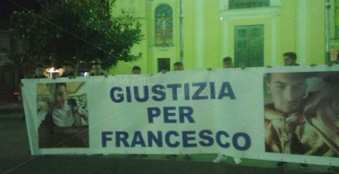 Mileto in piazza per chiedere “Giustizia per Francesco”. Il vescovo Renzo: «Non abbiate paura di parlare»