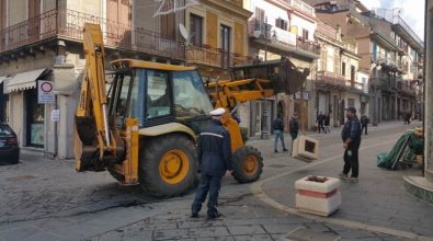 Il Comune di Vibo rimuove i pozzetti fognari usati come blocchi anti-terrorismo