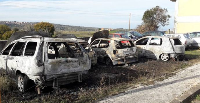 Otto auto incendiate nel Vibonese, indagano i carabinieri (VIDEO)