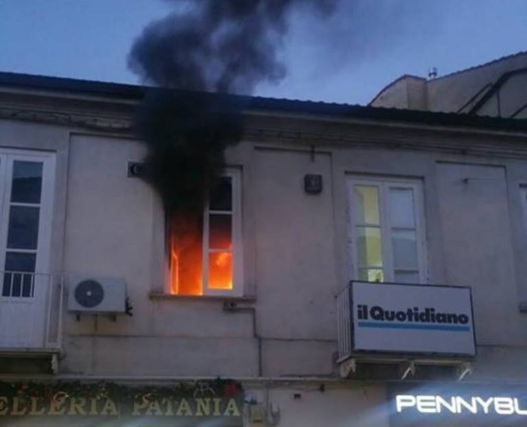 Panico in pieno centro a Vibo, ufficio avvolto dalle fiamme (VIDEO)