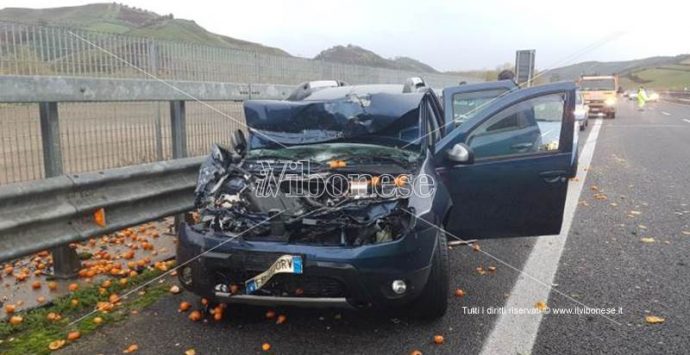 Incidente in autostrada, due feriti e carico di arance sulla carreggiata