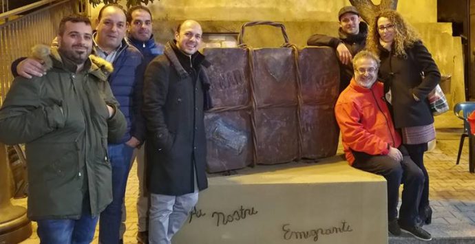 A Maierato un monumento ricorda i concittadini sparsi nel mondo, inaugurata “La valigia dell’emigrante”