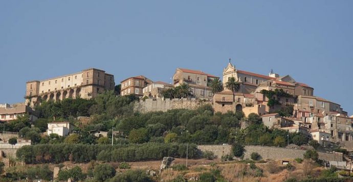 Nicotera, ladri di sigarette in azione in pieno centro