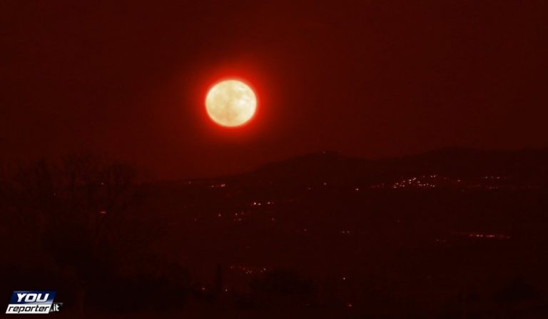 La superluna sorge su Briatico, spettacolo della natura