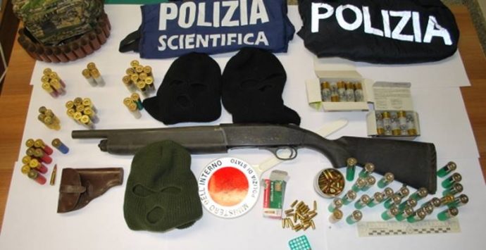 Fucile a canne mozze nascosto in un sottotetto a Gerocarne, arrestata 52enne