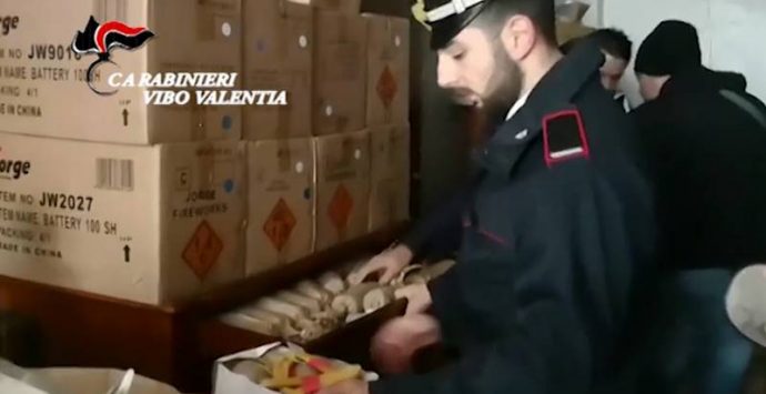 Nascondeva 350 chili di botti illegali in un magazzino, un arresto a Parghelia (VIDEO)